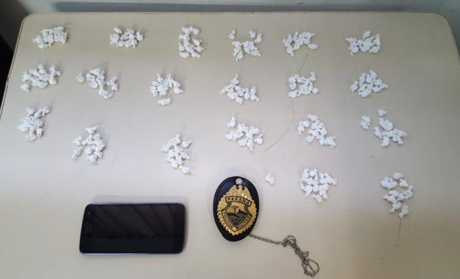 Policiais militares recuperam celular e na mesma ocorrência apreendem mais de 200 invólucros de cocaína em Curitiba Policiais militares recuperam celular e na mesma ocorrência apreendem mais de 200 invólucros de cocaína em Curitiba