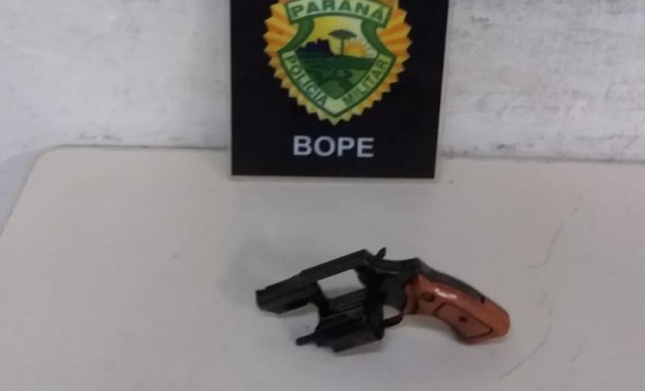Revólver é encontrado com homem durante abordagem do BOPE no Cajuru, em Curitiba
