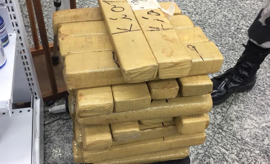 BOPE apreende mais de 50 quilos de maconha e uma arma de fogo no Campo de Santana, em Curitiba BOPE apreende mais de 50 quilos de maconha e uma arma de fogo no Campo de Santana, em Curitiba