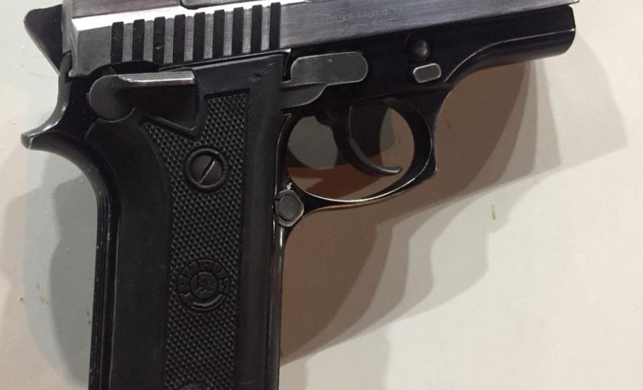 BOPE apreende mais de 50 quilos de maconha e uma arma de fogo no Campo de Santana, em Curitiba BOPE apreende mais de 50 quilos de maconha e uma arma de fogo no Campo de Santana, em Curitiba