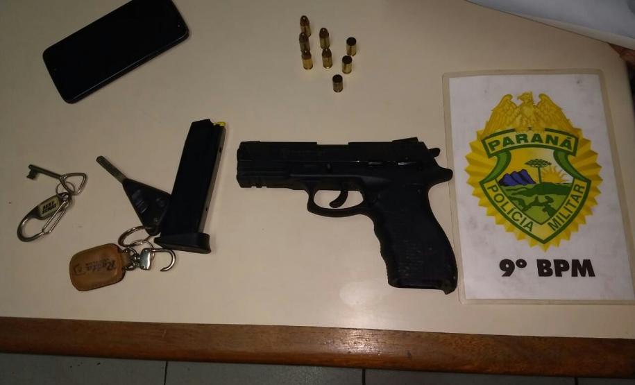 Casal é encaminhado e arma de fogo apreendida pela PM em Paranaguá, no litoral do Paraná Casal é encaminhado e arma de fogo apreendida pela PM em Paranaguá, no litoral do Paraná
