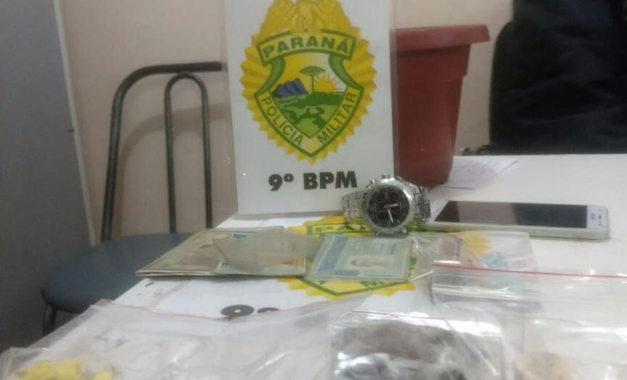 Homem é detido por tráfico após abordagem a táxi em Guaratuba, no litoral do Paraná Homem é detido por tráfico após abordagem a táxi em Guaratuba, no litoral do Paraná