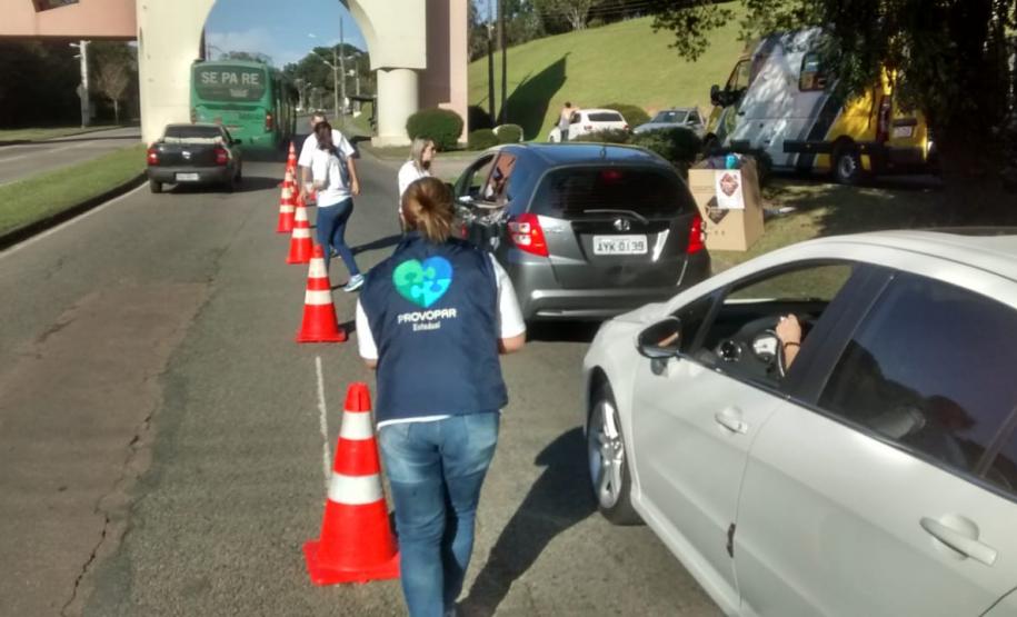 Em Santa Felicidade, Policiais Militares apoiam iniciativa para arrecadação de doações