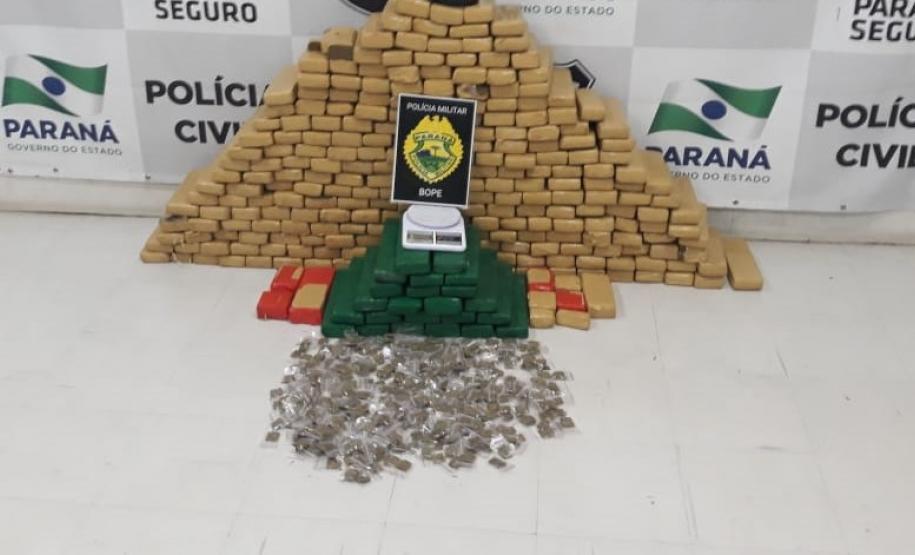 Policiais da RONE prendem homem e apreendem mais de 210 quilos de maconha no bairro Sítio Cercado, em Curitiba Policiais da RONE prendem homem e apreendem mais de 210 quilos de maconha no bairro Sítio Cercado, em Curitiba
