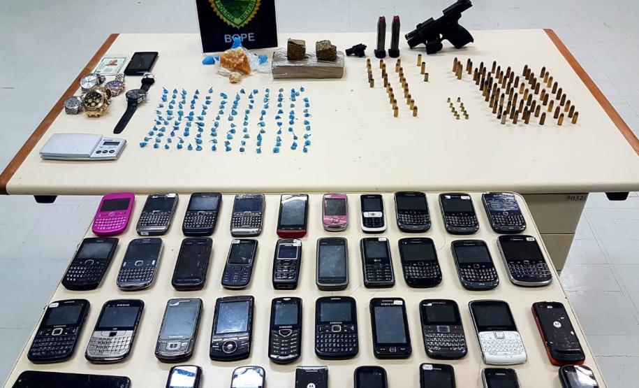 BOPE apreende pistola, miras e drogas no Parolin com rapaz de 18 anos