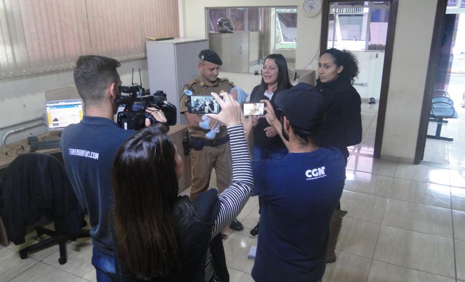Três dias após salvar bebê, policial recebe visita dos pais do recém-nascido no 6º Batalhão