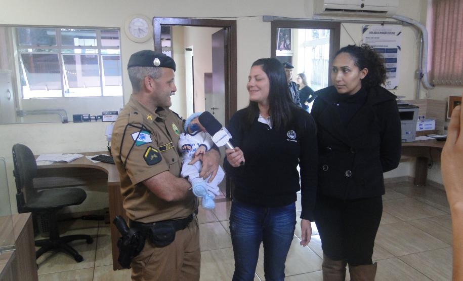 Três dias após salvar bebê, policial recebe visita dos pais do recém-nascido no 6º Batalhão