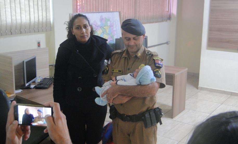 Três dias após salvar bebê, policial recebe visita dos pais do recém-nascido no 6º Batalhão