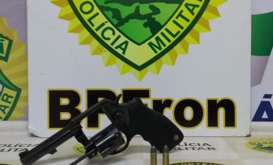 BPFron apreende arma e prende dois homens durante abordagem no Oeste do estado