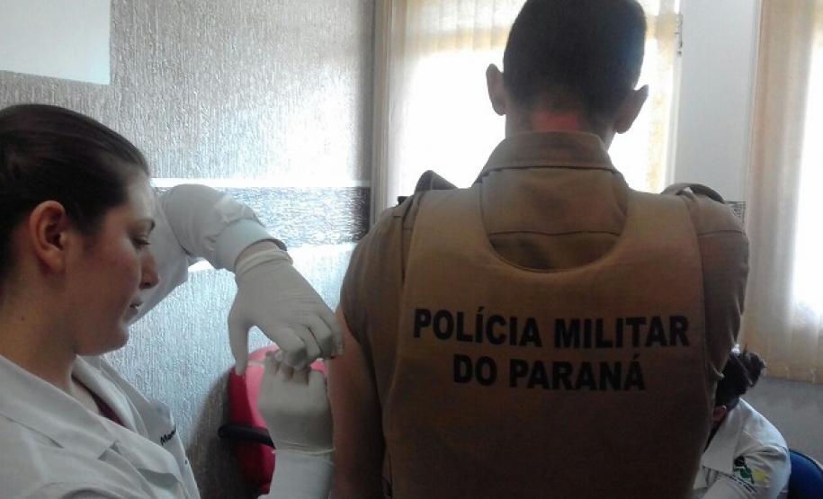 Policiais militares e seus familiares participam de campanha de vacinação em Guarapuava (PR)