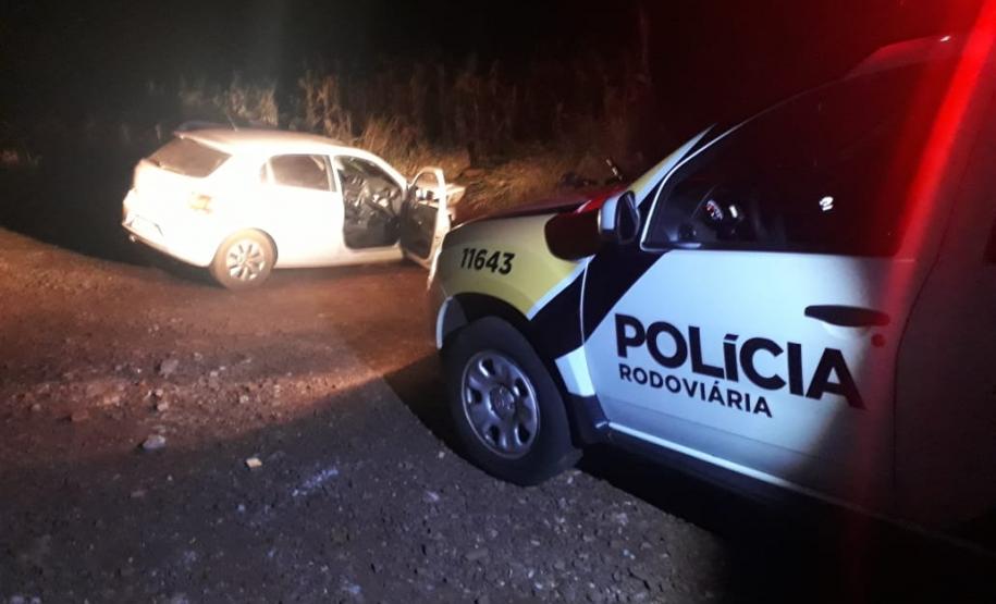 Carro furtado colide em barranco e BPRv apreende duas armas de fogo com suspeito em Assis Chateaubriand (PR), no Oeste do estado