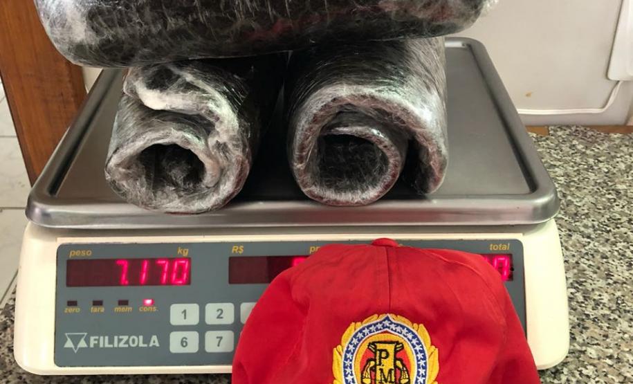 BPRv prende homem que estava com pouco mais de sete quilos de haxixe, no Oeste do estado