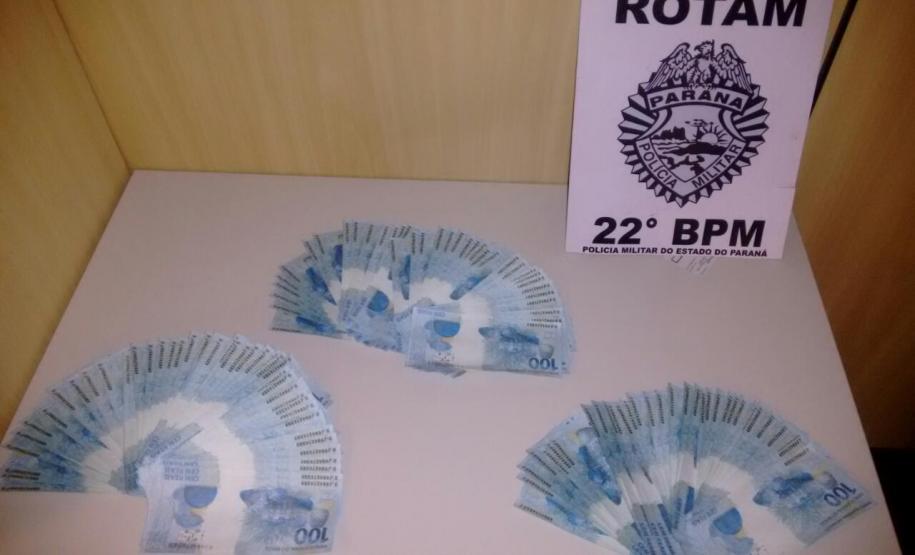 PM prende homem e apreende mais de R$ 15 mil em notas falsas em Colombo (PR) PM prende homem e apreende mais de R$ 15 mil em notas falsas em Colombo (PR)