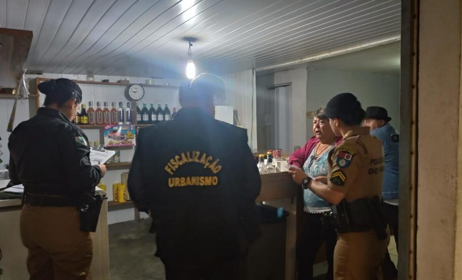 Estabelecimentos irregulares são fechados durante operação da AIFU em Curitiba (PR)