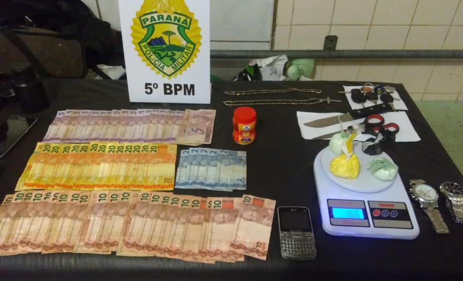 Polícia Militar prende dois homens e apreende cocaína, dinheiro e chaves de veículos no Norte do estado