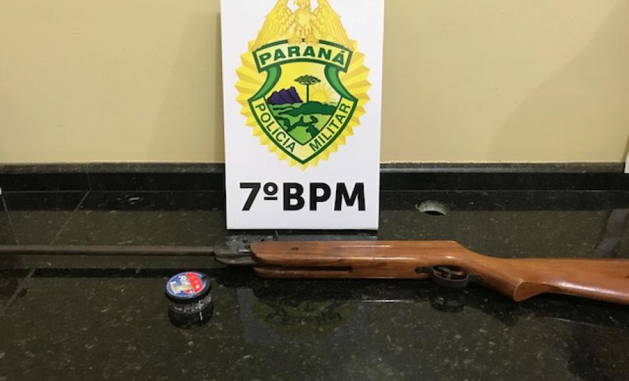 PM prende homem que disparava uma espingarda no quintal da sua casa no Noroeste do estado