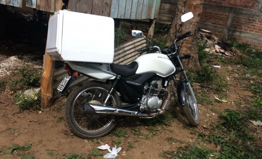 PM prende dois homens, recupera motocicleta e apreende carro com mais de R$ 13 mil em débitos no Sudeste do estado