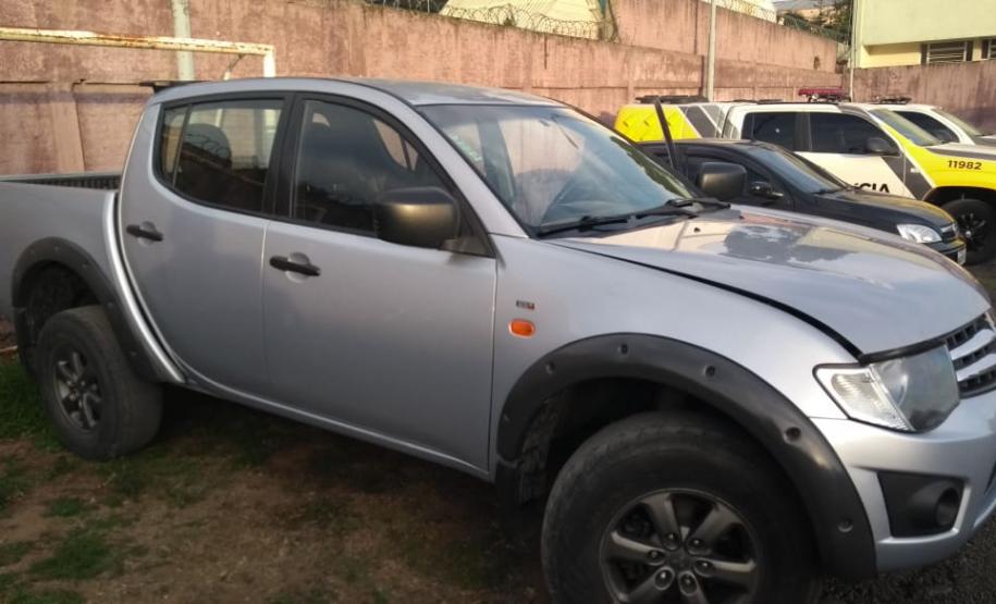 PM prende dois homens, recupera motocicleta e apreende carro com mais de R$ 13 mil em débitos no Sudeste do estado