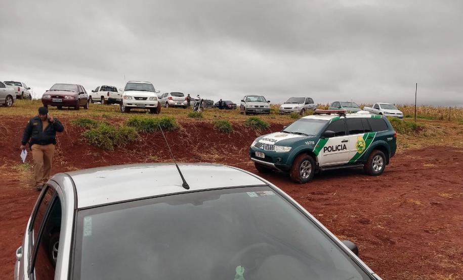 Polícia Ambiental encaminha 15 pessoas ao flagrar rinha de galos em Arapongas (PR)