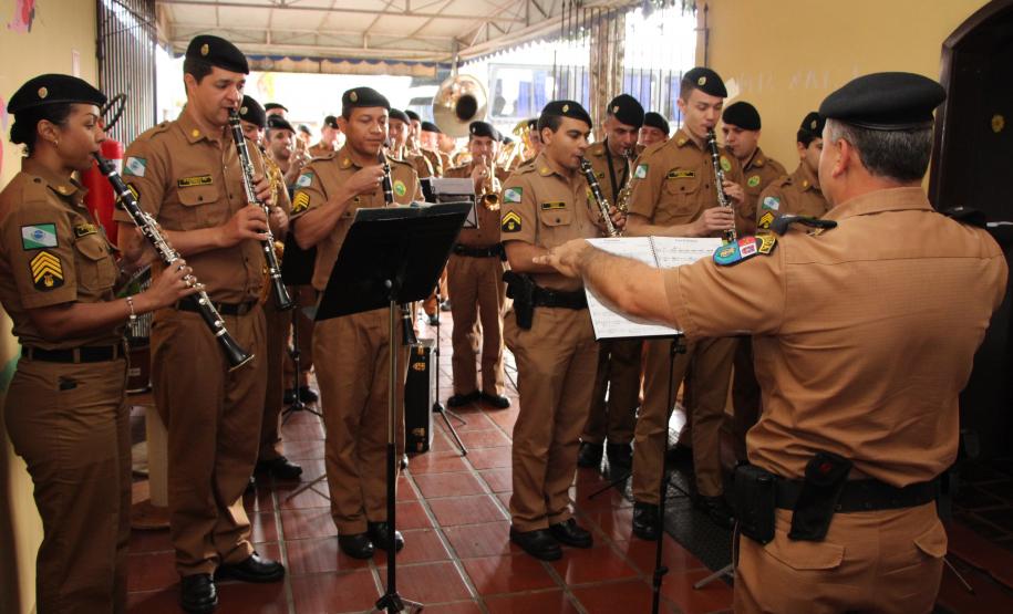 Curitiba, 24 de agosto de 2018 - Entrega de latas de leite banda PMPR.