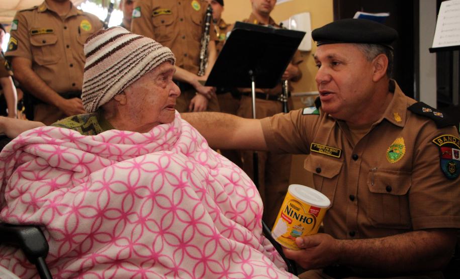 Curitiba, 24 de agosto de 2018 - Entrega de latas de leite banda PMPR.