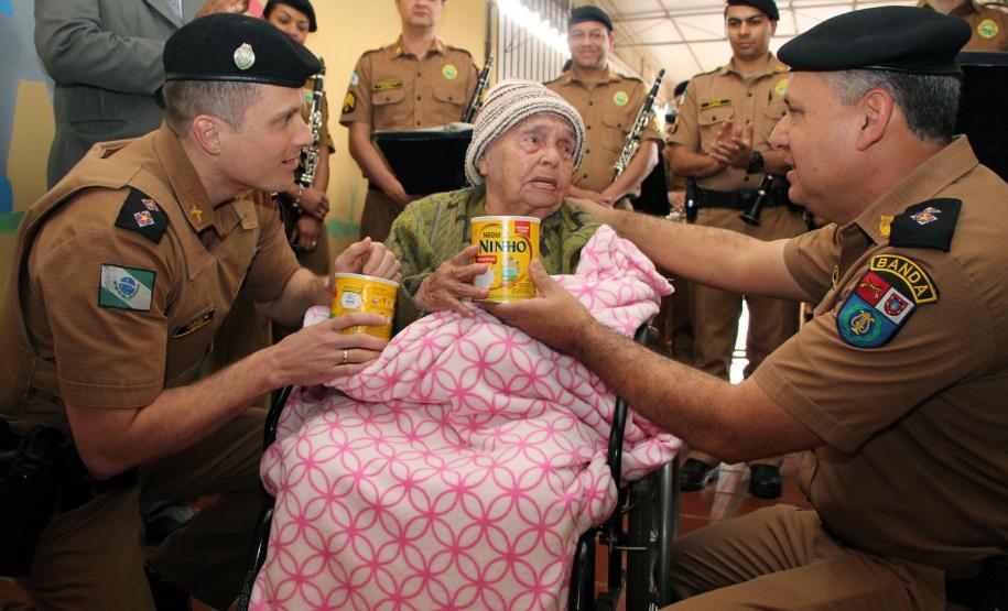Curitiba, 24 de agosto de 2018 - Entrega de latas de leite banda PMPR.