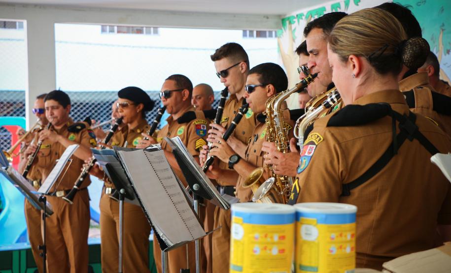 Curitiba, 30 de agosto de 2018. Entrega de latas de leite para APAE
