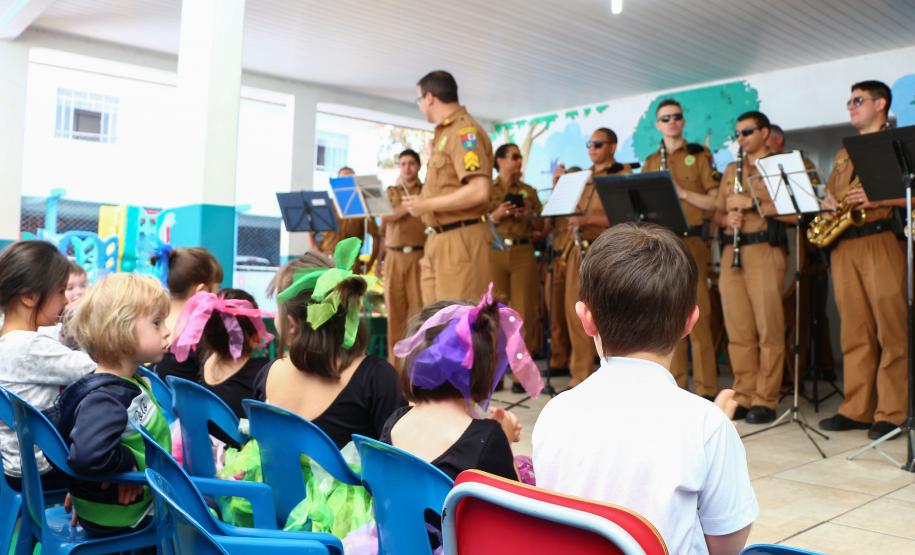 Curitiba, 30 de agosto de 2018. Entrega de latas de leite para APAE