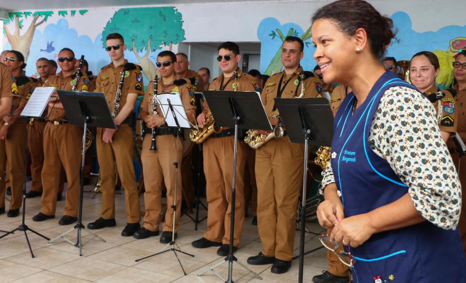 Curitiba, 30 de agosto de 2018. Entrega de latas de leite para APAE
