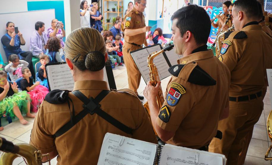 Curitiba, 30 de agosto de 2018. Entrega de latas de leite para APAE