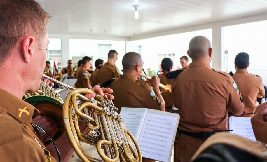 Curitiba, 30 de agosto de 2018. Entrega de latas de leite para APAE