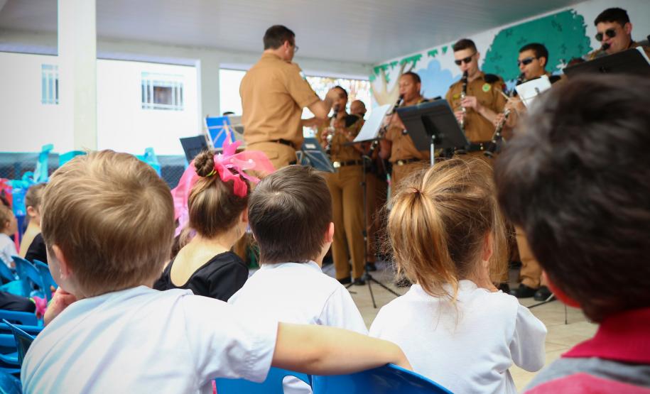 Curitiba, 30 de agosto de 2018. Entrega de latas de leite para APAE