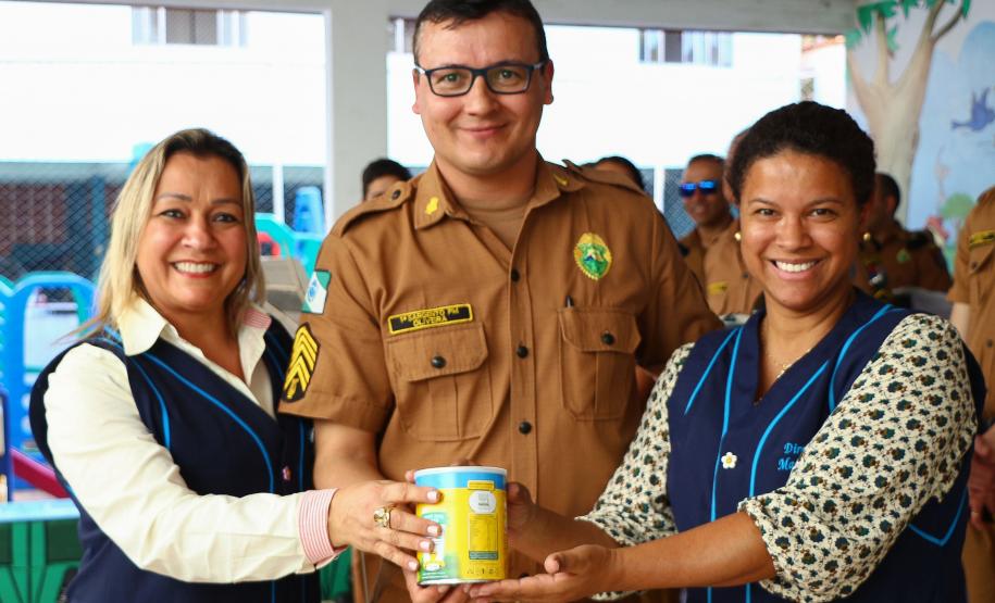 Curitiba, 30 de agosto de 2018. Entrega de latas de leite para APAE