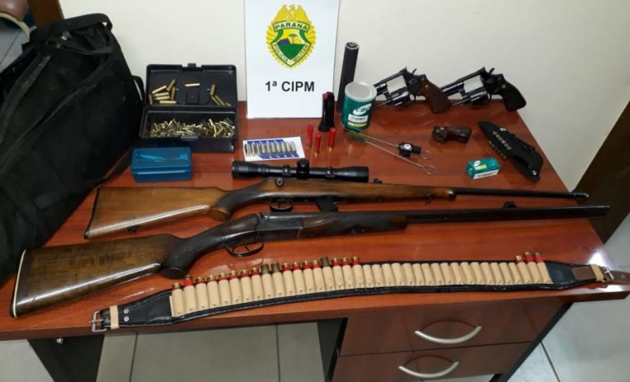 PM cumpre Mandado de Busca e Apreensão e apreende armas, mais de 500 munições e prende casal no Sudeste do estado