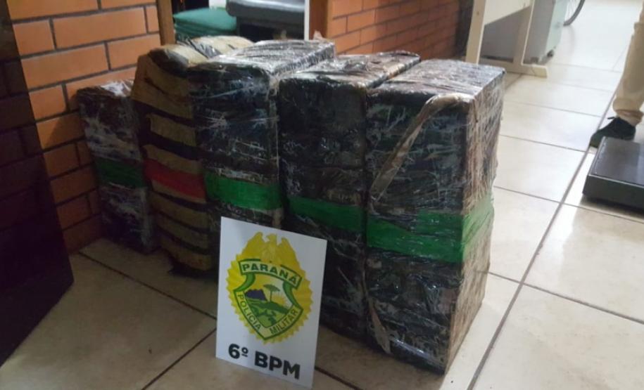 PM apreende quase 100 quilos de maconha e recupera carro com placas trocadas em Cascavel (PR) PM apreende quase 100 quilos de maconha e recupera carro com placas trocadas em Cascavel (PR)