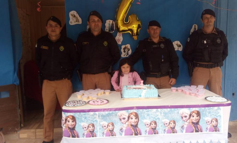 Policiais militares fazem surpresa para aniversariante e faz entrega de bolo em Mandirituba (PR), na RMC