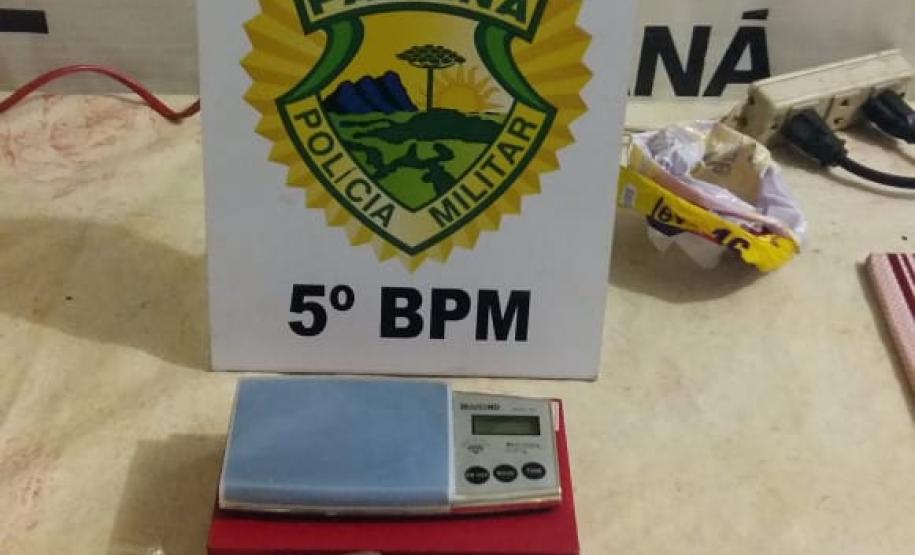 PM apreende entorpecentes e encaminha mulher suspeita de praticar o tráfico de drogas em Ibiporã (PR)