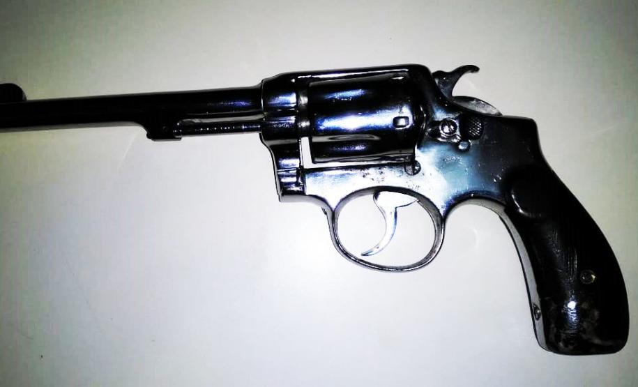 Arma de fogo é apreendida e um homem é encaminhado à delegacia no Noroeste do Estado