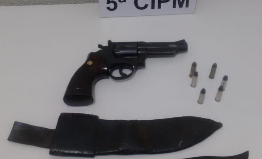 Duas armas de fogo, uma arma branca e munições são apreendidas no Noroeste do Paraná