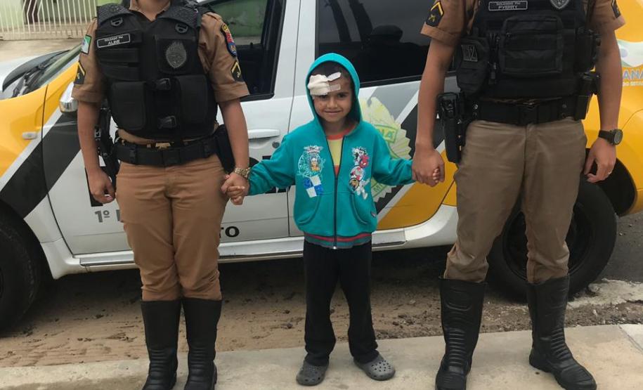 Garoto que sofreu acidente de trânsito recebe visita surpresa de policiais militares de Ponta Grossa (PR)