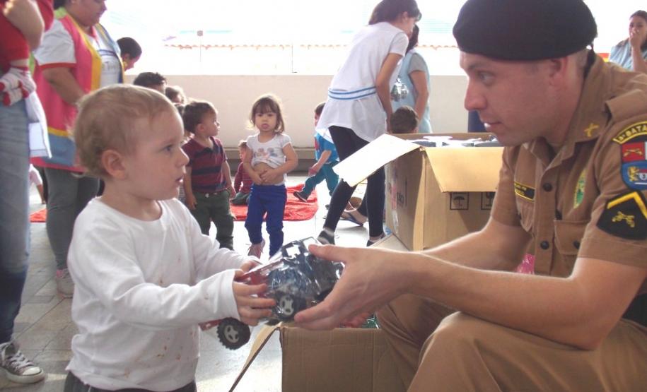 Batalhão da PM faz entrega de brinquedos para crianças de Pato Branco (PR), no Sudoeste do estado