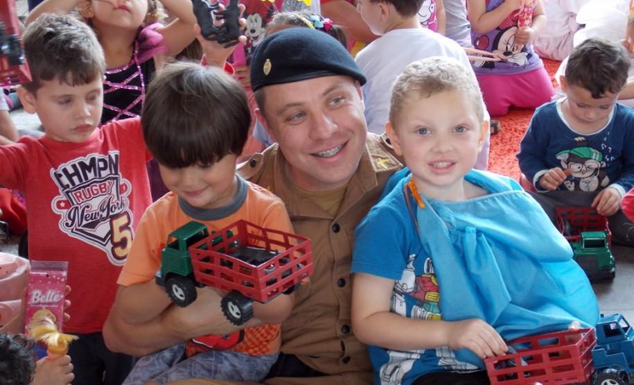 Batalhão da PM faz entrega de brinquedos para crianças de Pato Branco (PR), no Sudoeste do estado