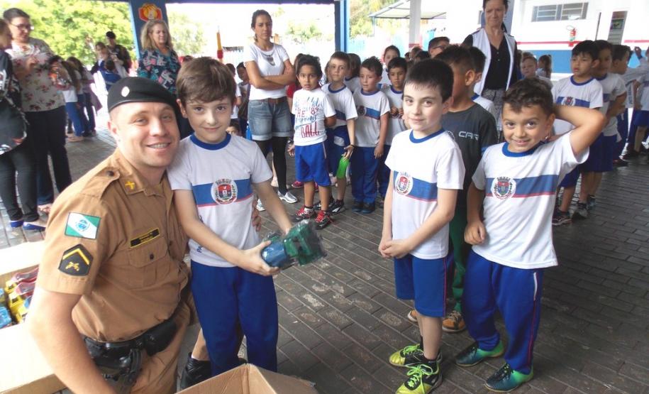 Batalhão da PM faz entrega de brinquedos para crianças de Pato Branco (PR), no Sudoeste do estado