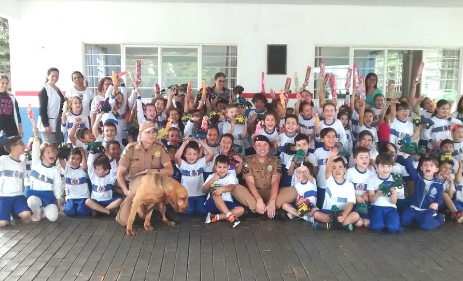 Batalhão da PM faz entrega de brinquedos para crianças de Pato Branco (PR), no Sudoeste do estado Batalhão da PM faz entrega de brinquedos para crianças de Pato Branco (PR), no Sudoeste do estado