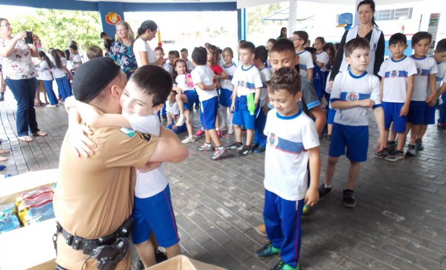 Batalhão da PM faz entrega de brinquedos para crianças de Pato Branco (PR), no Sudoeste do estado