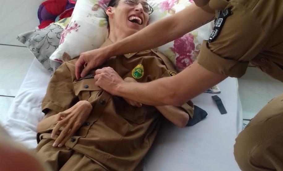Jovem catarinense recebe carinho de policial militar do Paraná e ganha uma farda da Corporação em Xanxerê (SC) Jovem catarinense recebe carinho de policial militar do Paraná e ganha uma farda da Corporação em Xanxerê (SC)