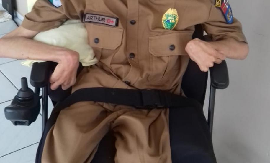 Jovem catarinense recebe carinho de policial militar do Paraná e ganha uma farda da Corporação em Xanxerê (SC) Jovem catarinense recebe carinho de policial militar do Paraná e ganha uma farda da Corporação em Xanxerê (SC)