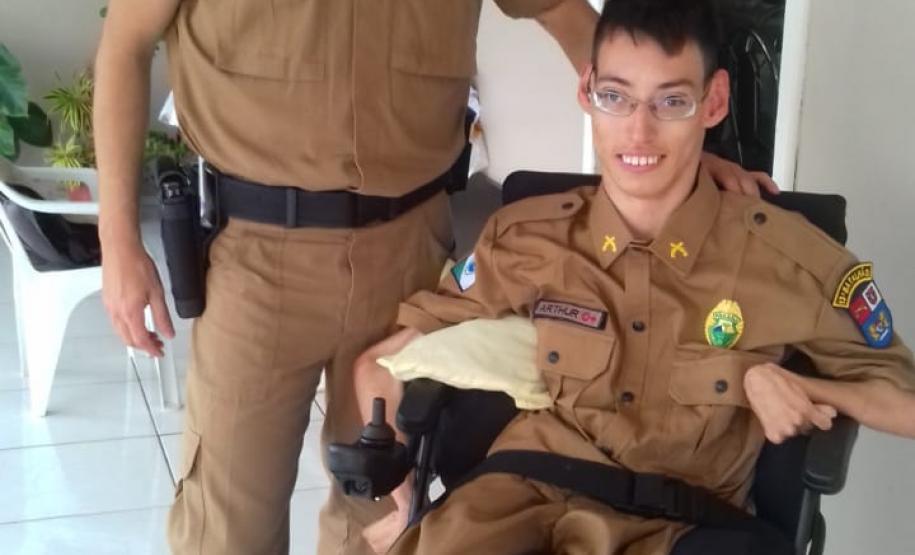 Jovem catarinense recebe carinho de policial militar do Paraná e ganha uma farda da Corporação em Xanxerê (SC) Jovem catarinense recebe carinho de policial militar do Paraná e ganha uma farda da Corporação em Xanxerê (SC)