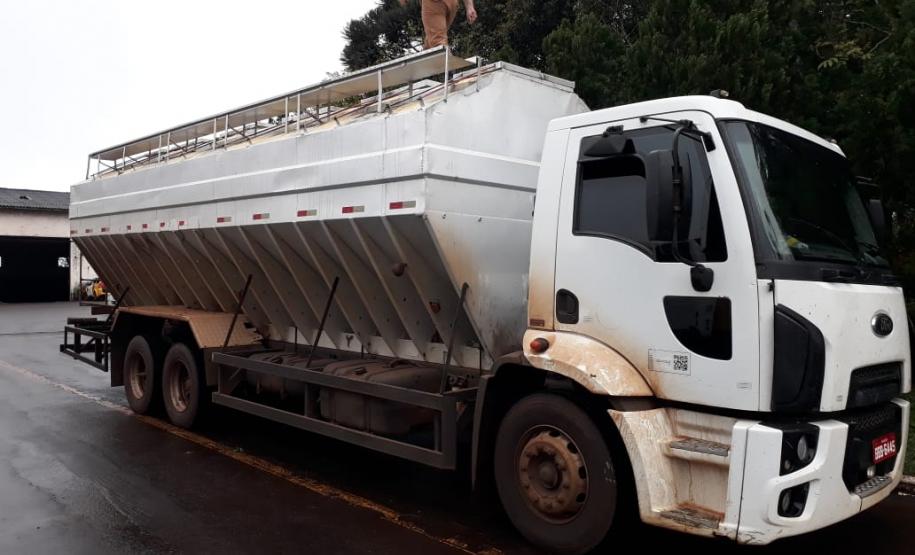 BPRv apreende caminhão com carga de cigarros contrabandeados e placas falsas no Oeste do estado