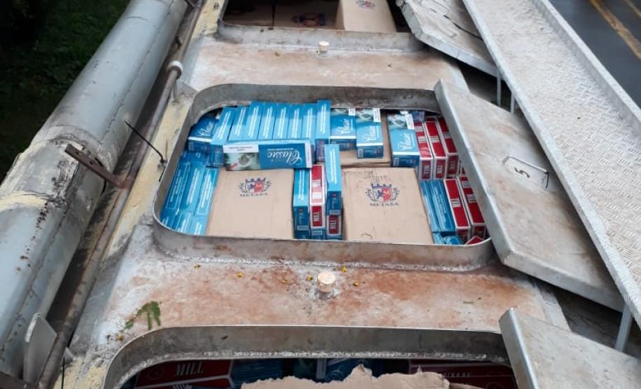 BPRv apreende caminhão com carga de cigarros contrabandeados e placas falsas no Oeste do estado